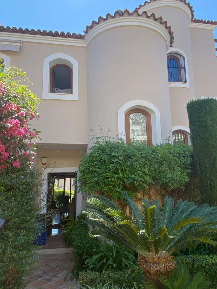 4 soverom Rekkehus til salgs i El Paraiso med svømmebasseng - € 740 000 (Ref: 8146516)