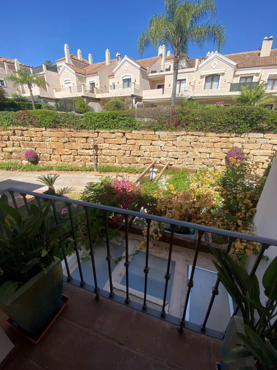 4 soverom Rekkehus til salgs i El Paraiso med svømmebasseng - € 740 000 (Ref: 8146516)