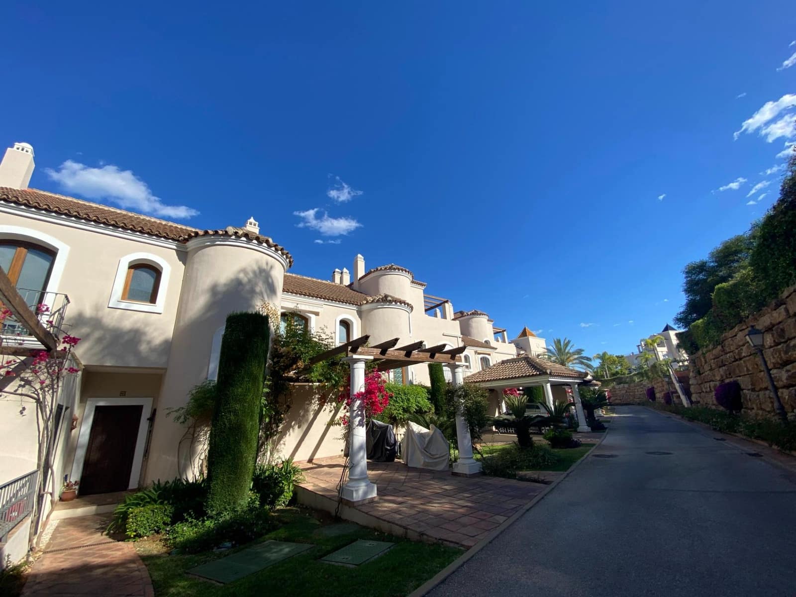 4 soverom Rekkehus til salgs i El Paraiso med svømmebasseng - € 740 000 (Ref: 8146516)