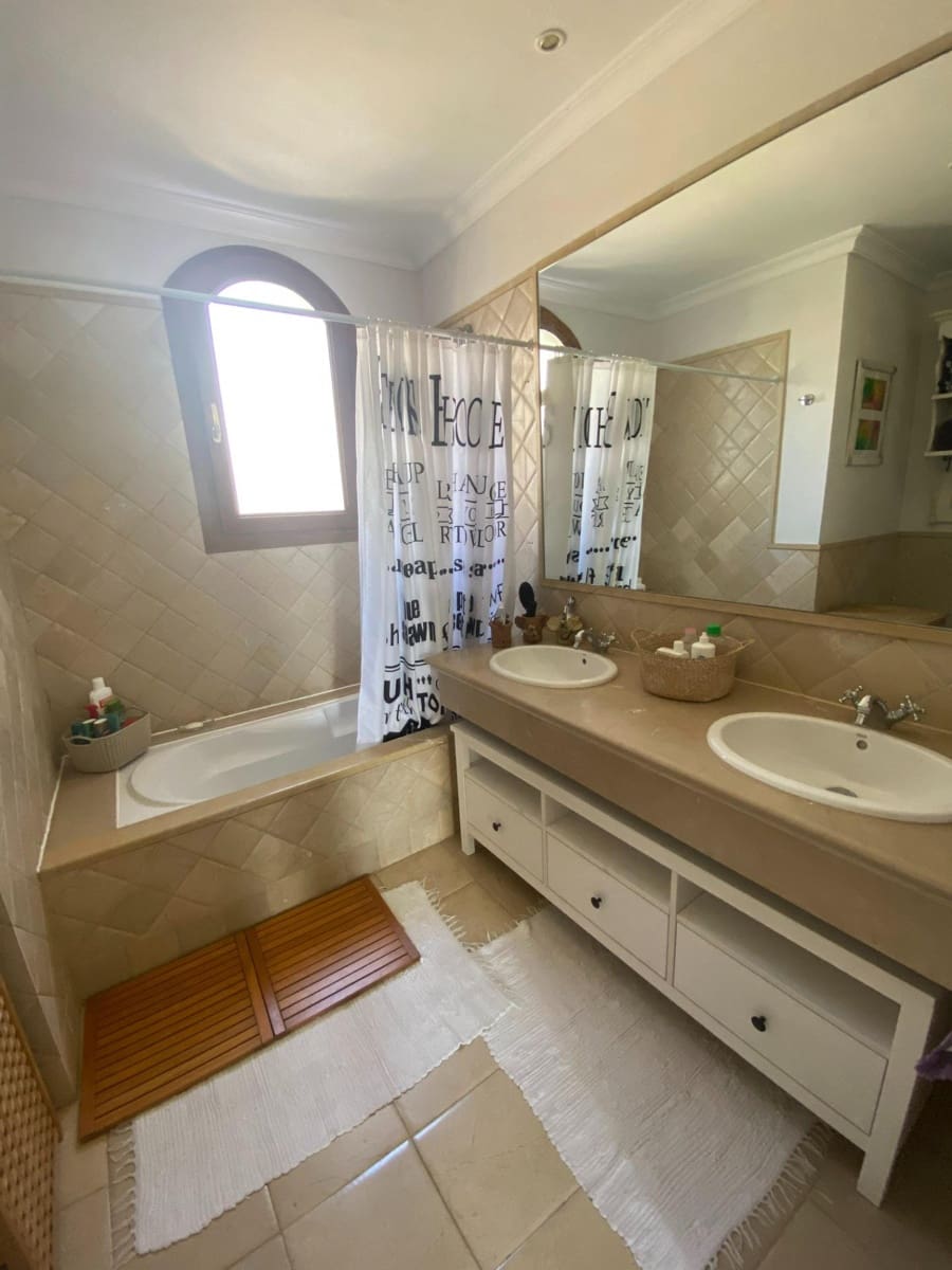 4 soverom Rekkehus til salgs i El Paraiso med svømmebasseng - € 740 000 (Ref: 8146516)