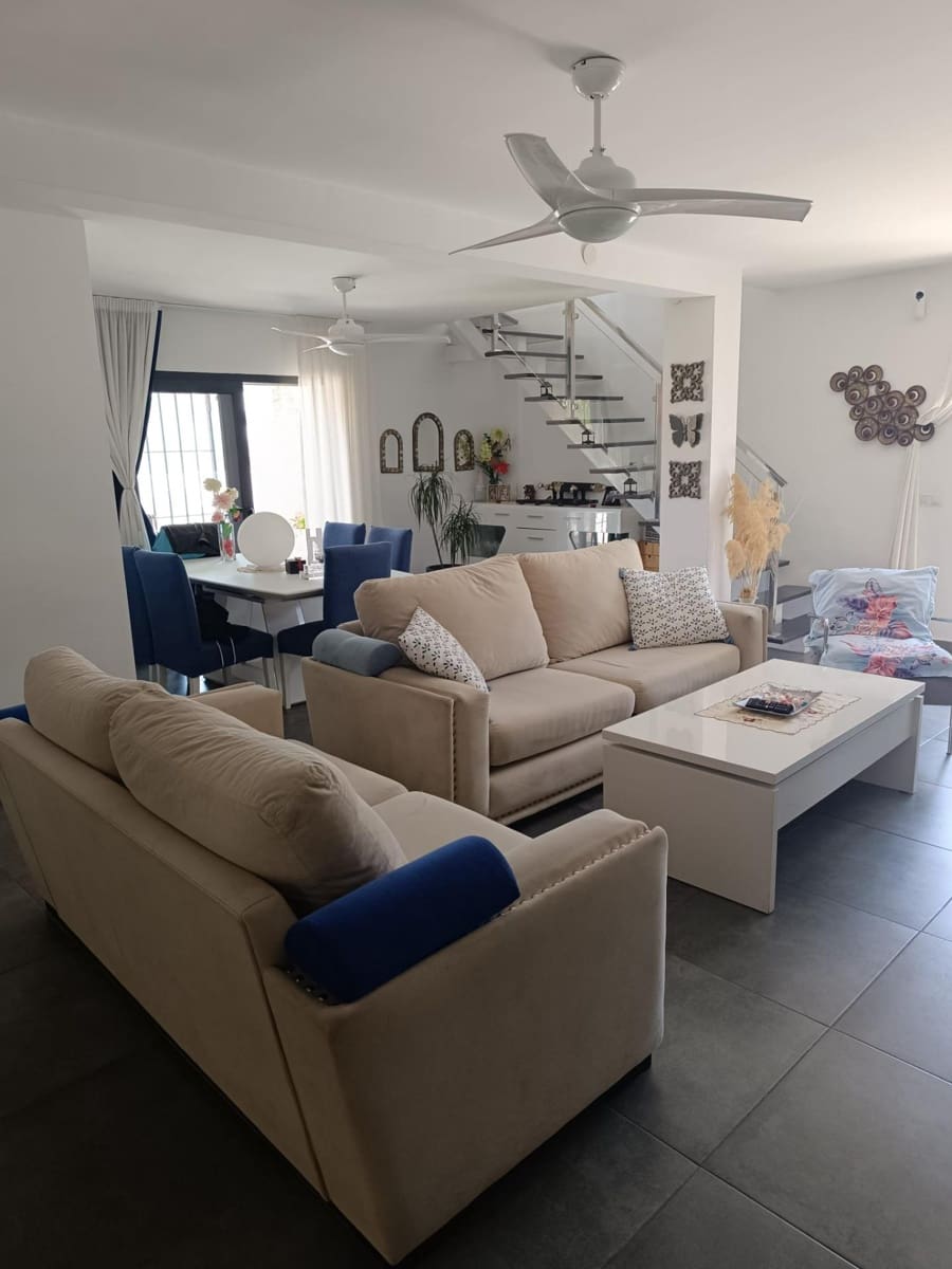 4 sypialnia Willa na sprzedaż w Miraflores z basenem garażem - 859 500 € (Ref: 8263159)