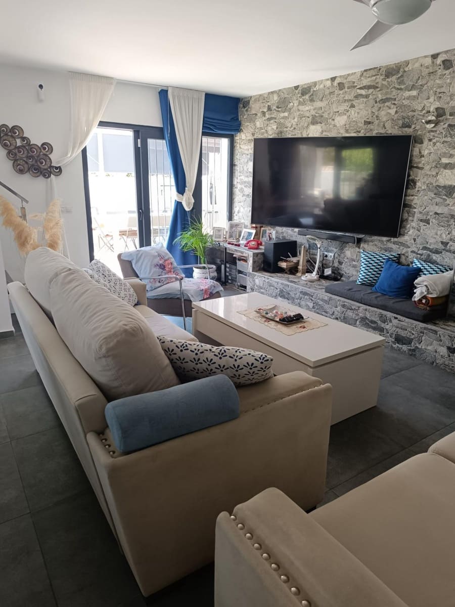 4 sypialnia Willa na sprzedaż w Miraflores z basenem garażem - 859 500 € (Ref: 8263159)