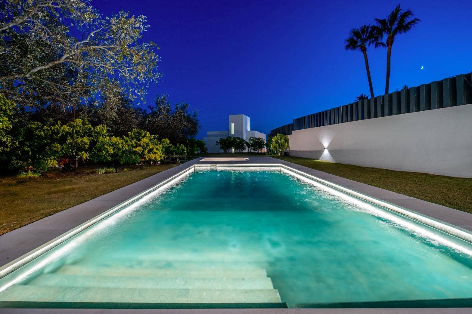 5 bedroom Villa for sale in Benalmadena with pool garage - € 2,190,000 (Ref: 8715452)