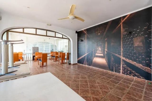 Comercial para arrendar em Puerto Marina, Benalmádena - 2 500 € (Ref: 8814474)