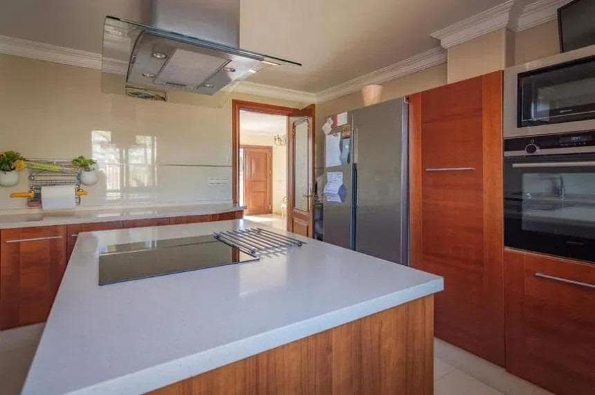 6 bedroom Villa for sale in Benalmadena with pool garage - € 1,250,000 (Ref: 8939535)