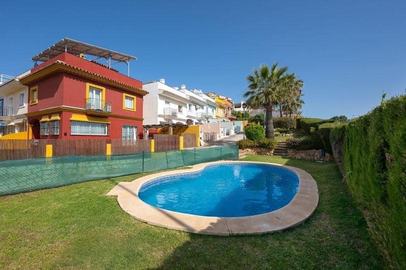 4 soveværelse Rækkehus til salg i Fuengirola med swimmingpool - € 550.000 (Ref: 8968409)