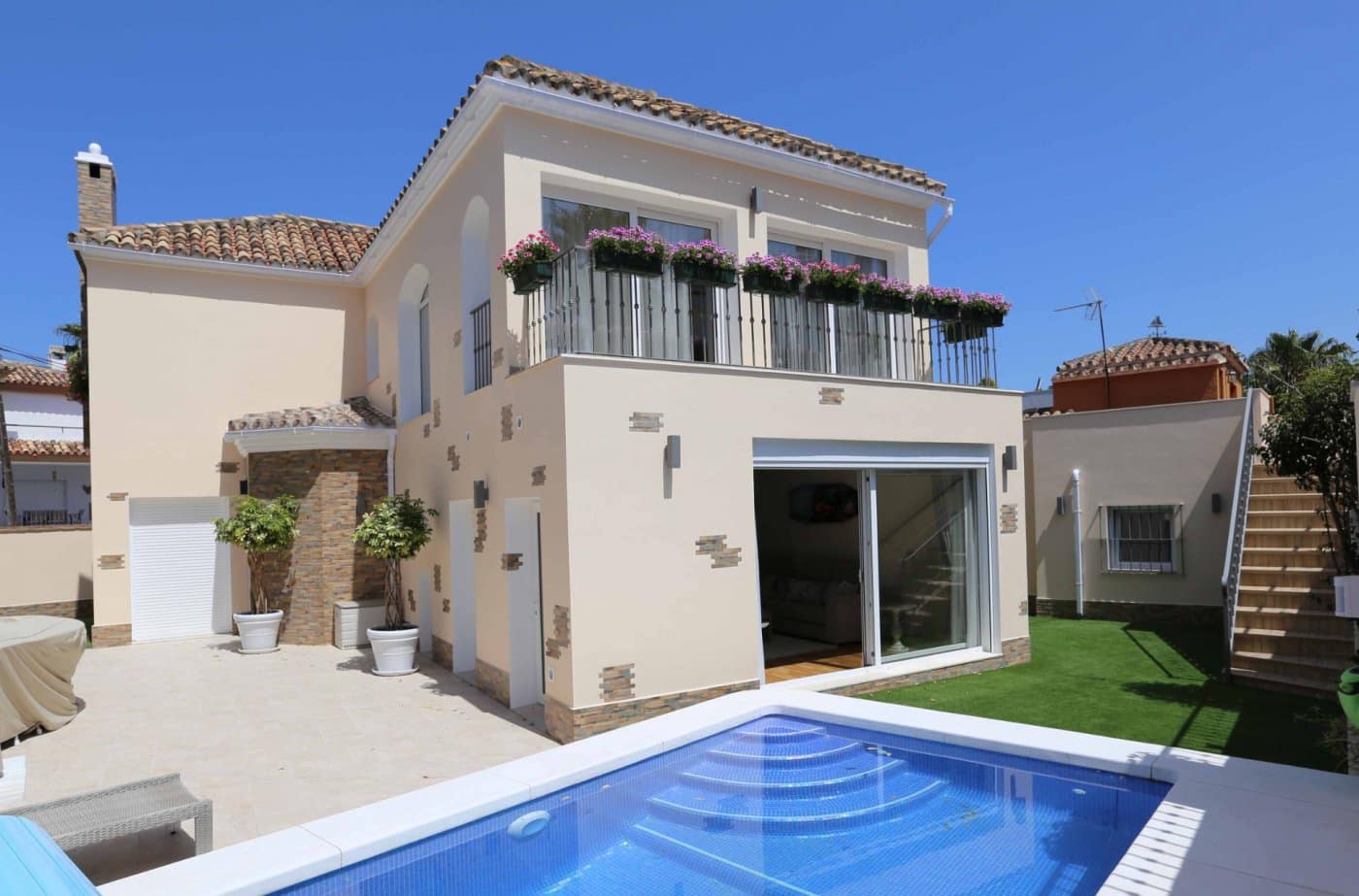 4 bedroom Villa for sale in San Pedro de Alcantara with pool garage - € 1,500,000 (Ref: 8996861)