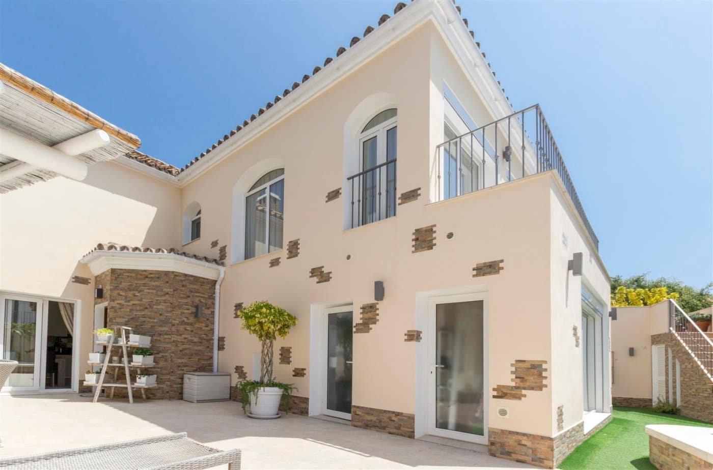 4 bedroom Villa for sale in San Pedro de Alcantara with pool garage - € 1,500,000 (Ref: 8996861)