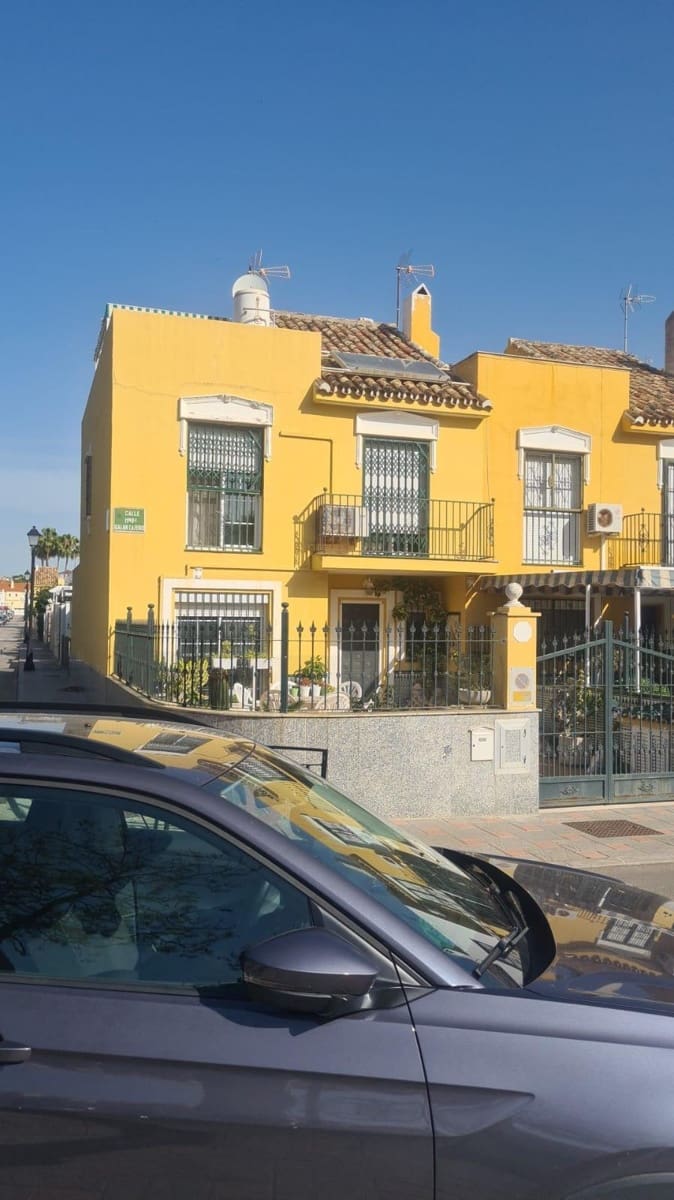 3 soveværelse Rækkehus til salg i Fuengirola med swimmingpool - € 472.000 (Ref: 9029617)