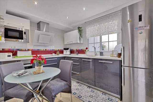 3 soveværelse Rækkehus til salg i Fuengirola med swimmingpool - € 472.000 (Ref: 9029617)