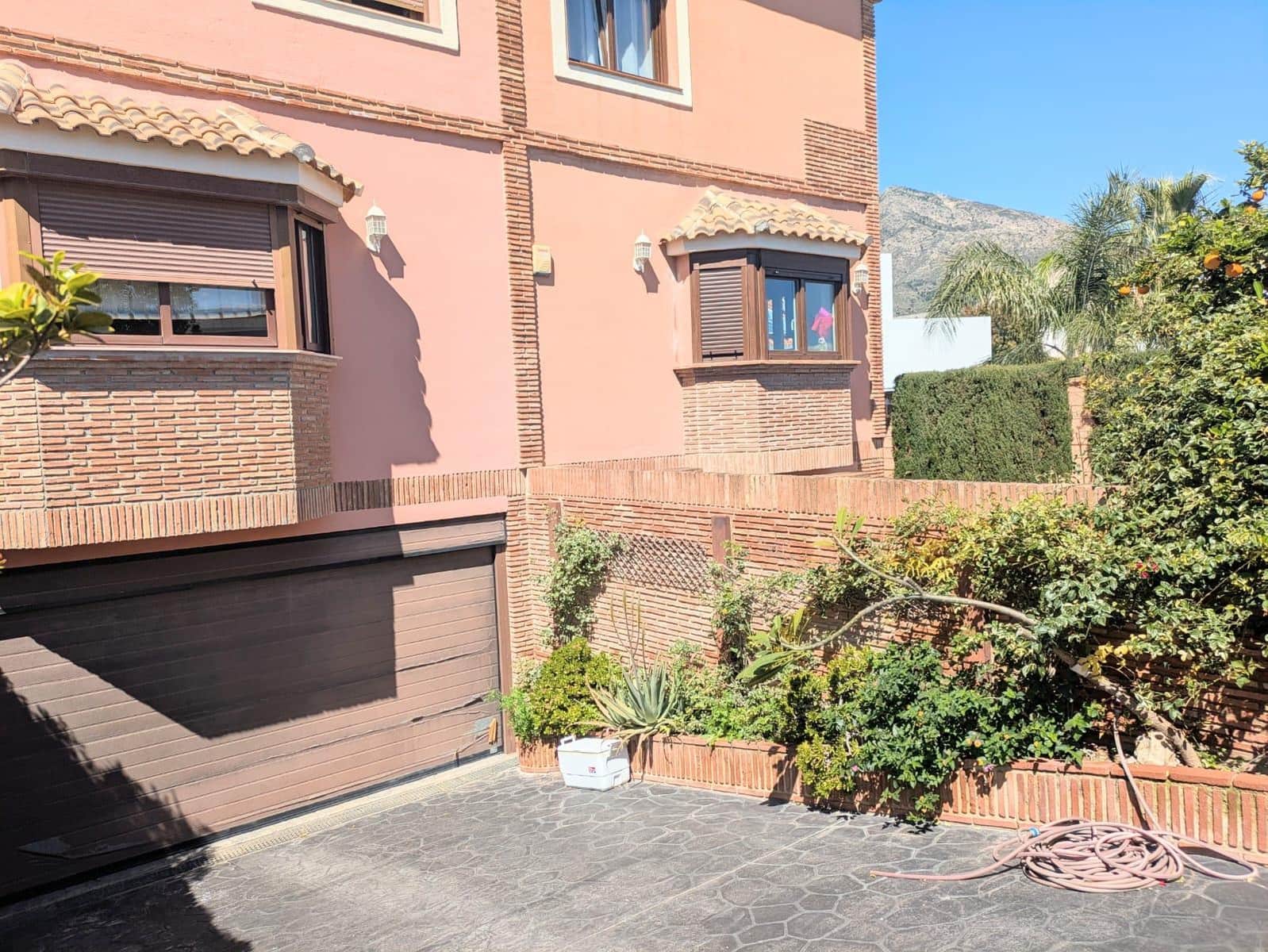 4 soveværelse Semi-Rækkehus til salg i Torrequebrada med swimmingpool garage - € 750.000 (Ref: 9068857)