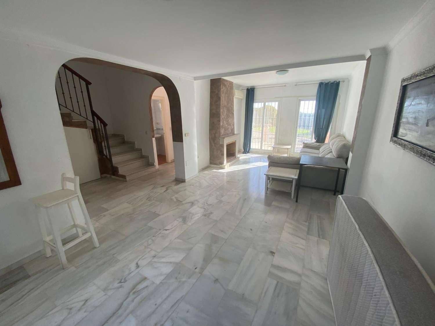 3 sovrum Radhus till salu i Fuengirola med garage - 499 000 € (Ref: 9305101)