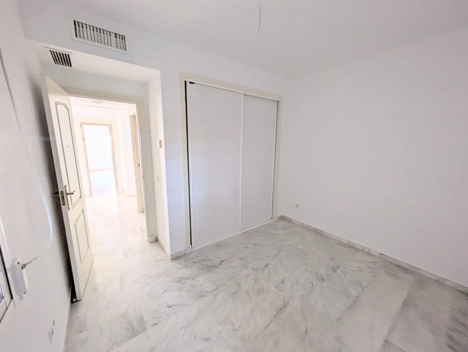 2 soverom Leilighet til salgs i La Reserva med svømmebasseng garasje - € 310 000 (Ref: 9419858)