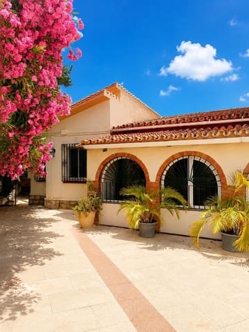 Casa de 4 habitaciones en Benalmádena en venta con piscina garaje - 650.000 € (Ref: 9924656)