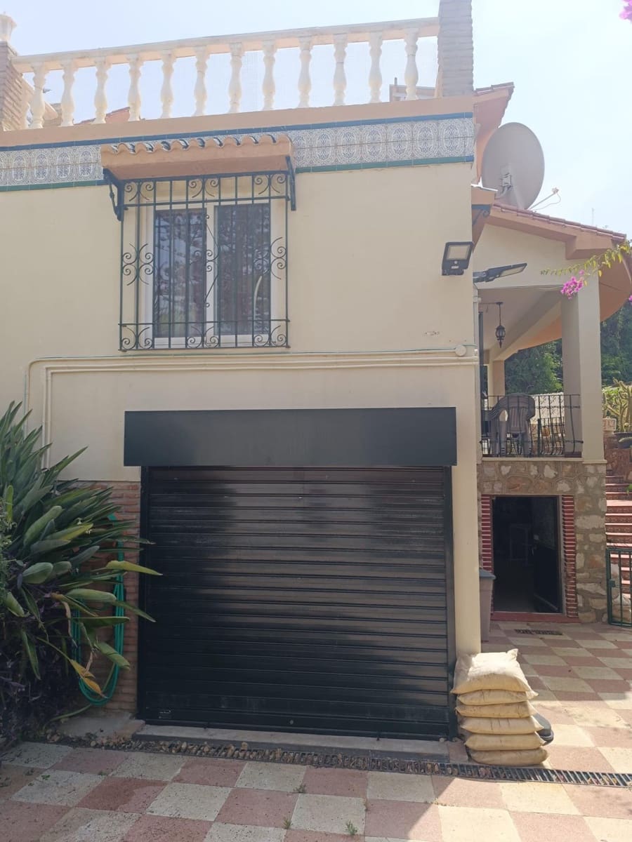 4 bedroom Townhouse for sale in Benalmadena with pool garage - € 650,000 (Ref: 9924656)