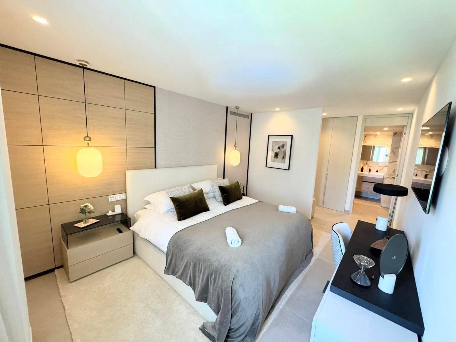 3 bedroom Flat for sale in Puerto Banus with pool garage - € 2,333,000 (Ref: 9930816)