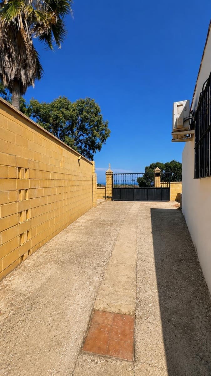 3 soveværelse Villa til salg i Fuengirola med swimmingpool - € 270.000 (Ref: 9936460)