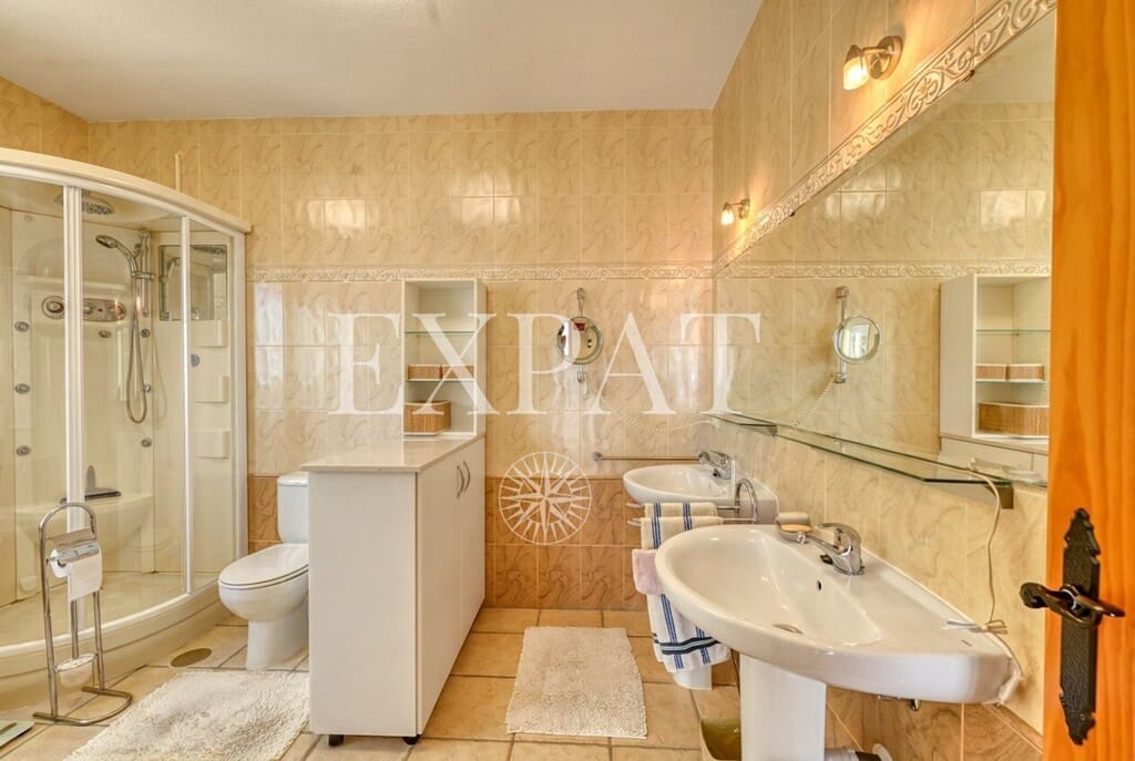 4 makuuhuone Maalaistalo myytävänä paikassa Arenas mukana uima-altaan - 895 000 € (Ref: 10038698)