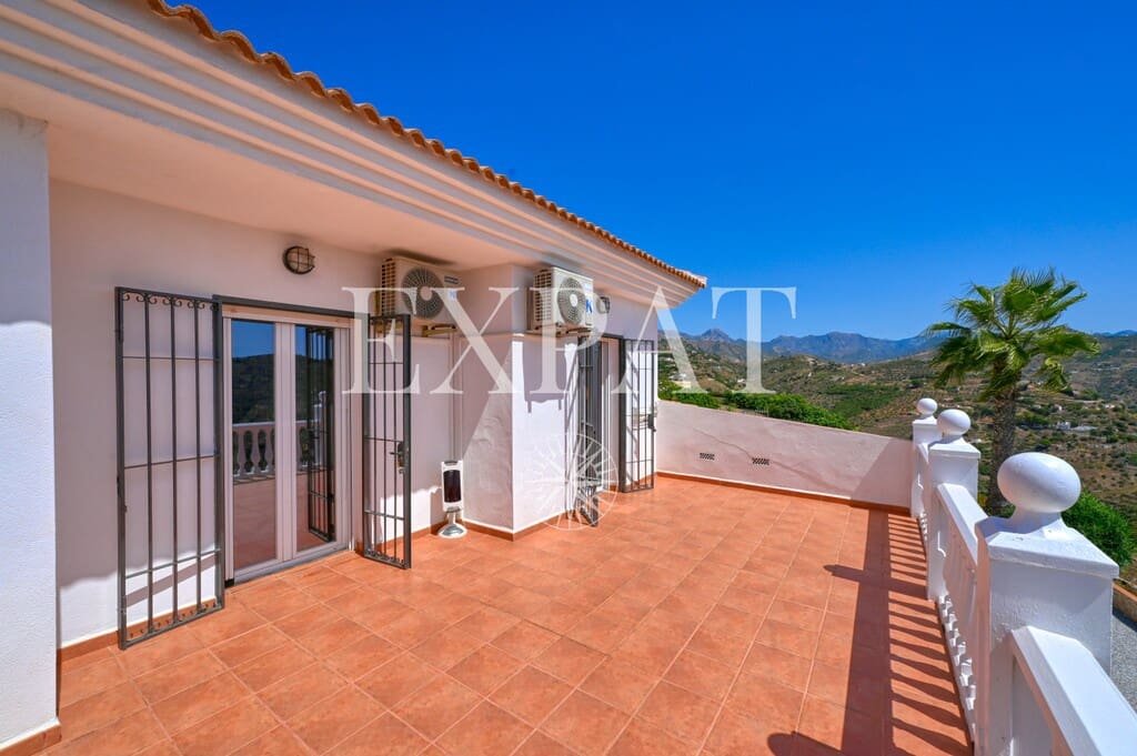 3 sypialnia Finka/Dom wiejski na sprzedaż w Sayalonga z basenem garażem - 875 000 € (Ref: 10080586)
