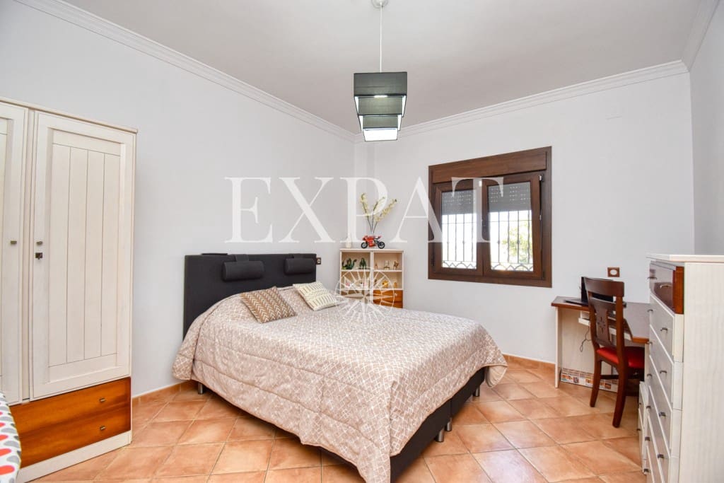 6 soveværelse Finca/Landehus til salg i Sayalonga med swimmingpool garage - € 740.000 (Ref: 7500039)