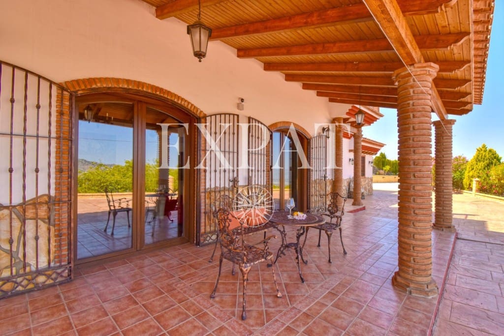 6 soveværelse Finca/Landehus til salg i Sayalonga med swimmingpool garage - € 740.000 (Ref: 7500039)