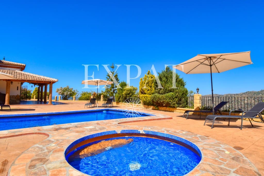 6 soveværelse Finca/Landehus til salg i Sayalonga med swimmingpool garage - € 740.000 (Ref: 7500039)