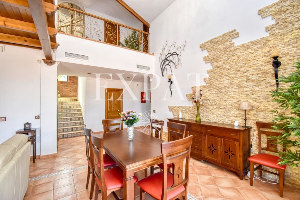 6 soveværelse Finca/Landehus til salg i Sayalonga med swimmingpool garage - € 740.000 (Ref: 7500039)