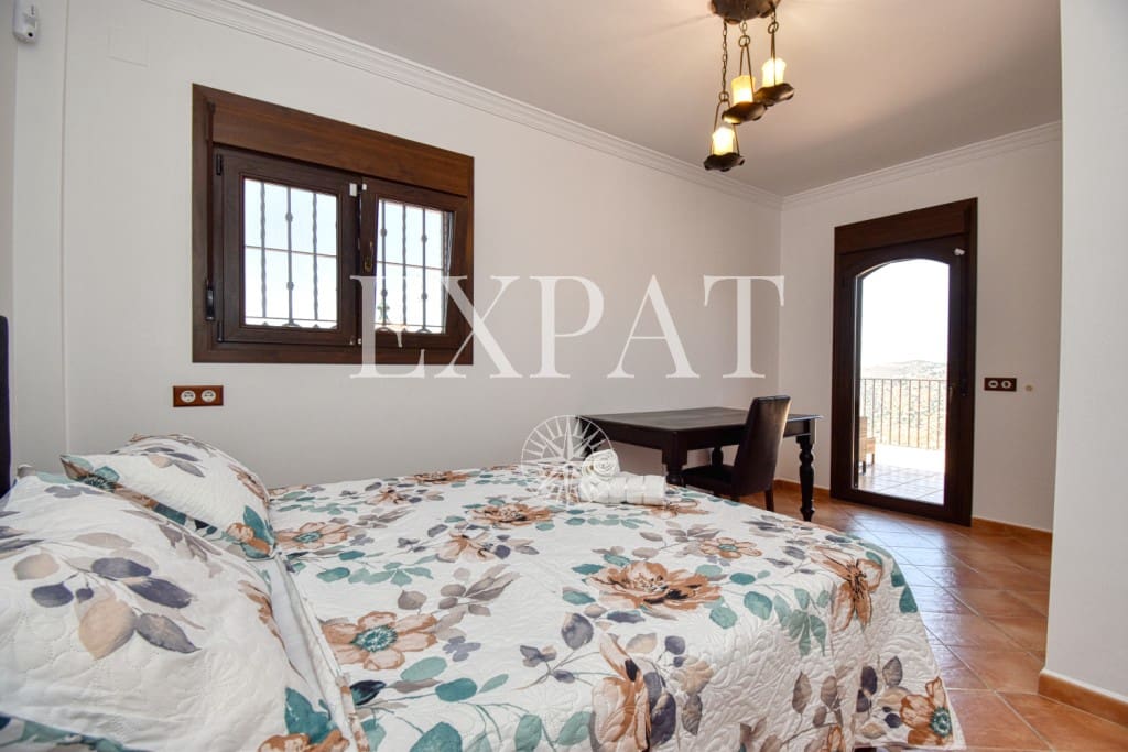 6 soveværelse Finca/Landehus til salg i Sayalonga med swimmingpool garage - € 740.000 (Ref: 7500039)