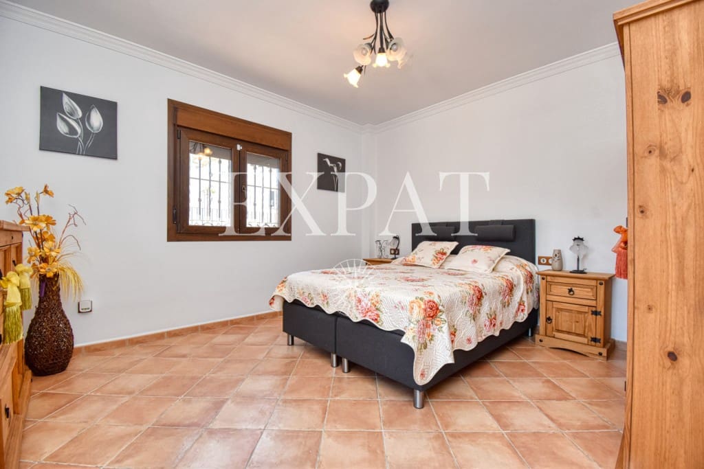 6 soveværelse Finca/Landehus til salg i Sayalonga med swimmingpool garage - € 740.000 (Ref: 7500039)