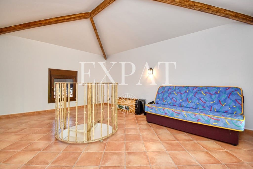 6 soveværelse Finca/Landehus til salg i Sayalonga med swimmingpool garage - € 740.000 (Ref: 7500039)