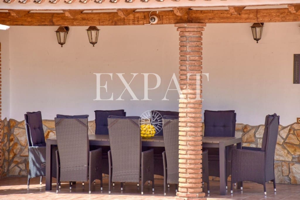 6 soveværelse Finca/Landehus til salg i Sayalonga med swimmingpool garage - € 740.000 (Ref: 7500039)