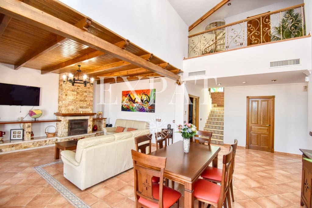 6 soveværelse Finca/Landehus til salg i Sayalonga med swimmingpool garage - € 740.000 (Ref: 7500039)