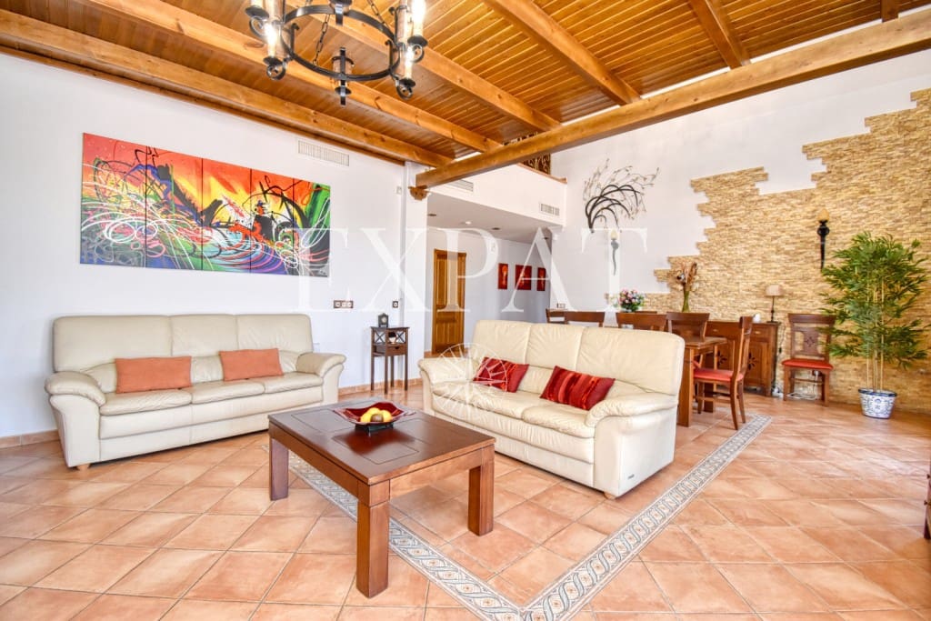 6 soveværelse Finca/Landehus til salg i Sayalonga med swimmingpool garage - € 740.000 (Ref: 7500039)