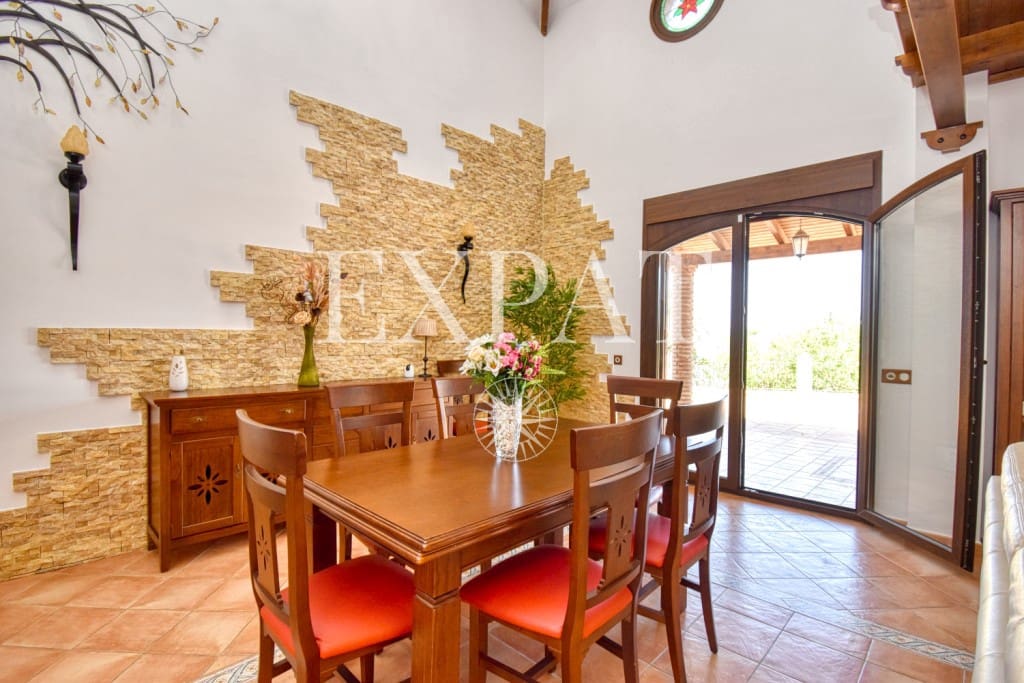 6 soveværelse Finca/Landehus til salg i Sayalonga med swimmingpool garage - € 740.000 (Ref: 7500039)