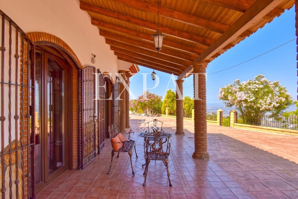 6 soveværelse Finca/Landehus til salg i Sayalonga med swimmingpool garage - € 740.000 (Ref: 7500039)