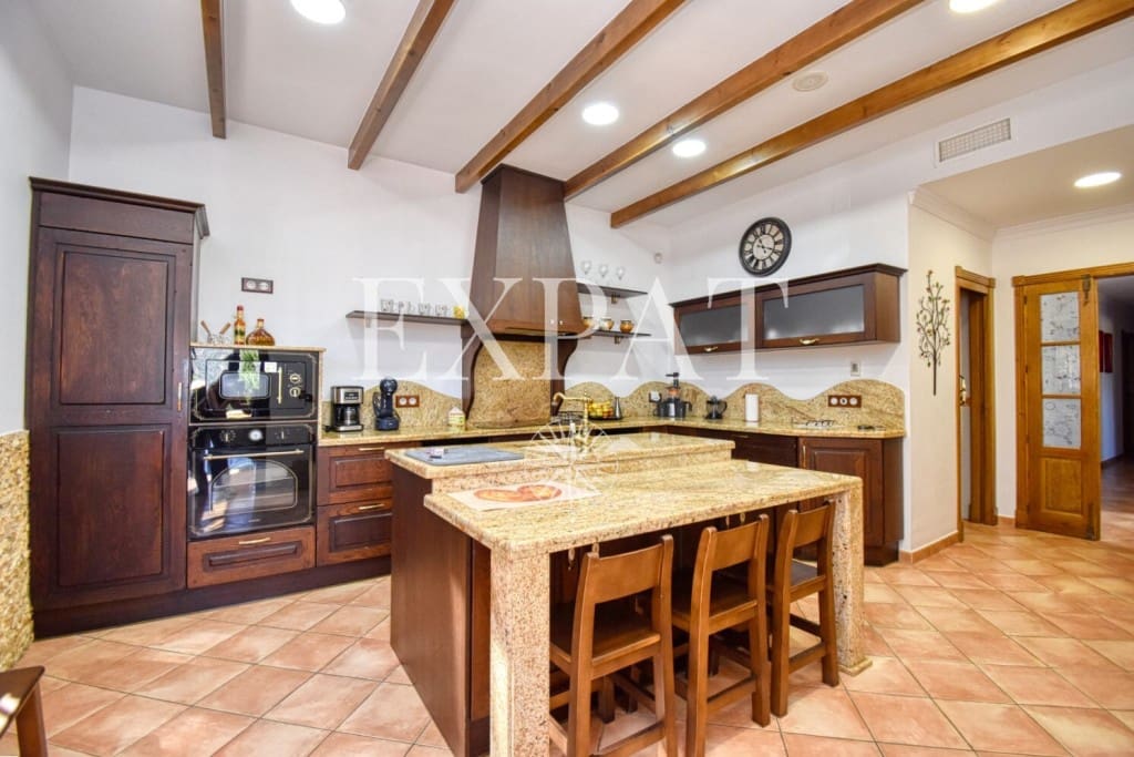 6 soveværelse Finca/Landehus til salg i Sayalonga med swimmingpool garage - € 740.000 (Ref: 7500039)