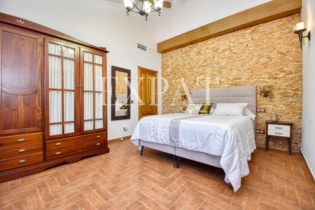 6 soveværelse Finca/Landehus til salg i Sayalonga med swimmingpool garage - € 740.000 (Ref: 7500039)