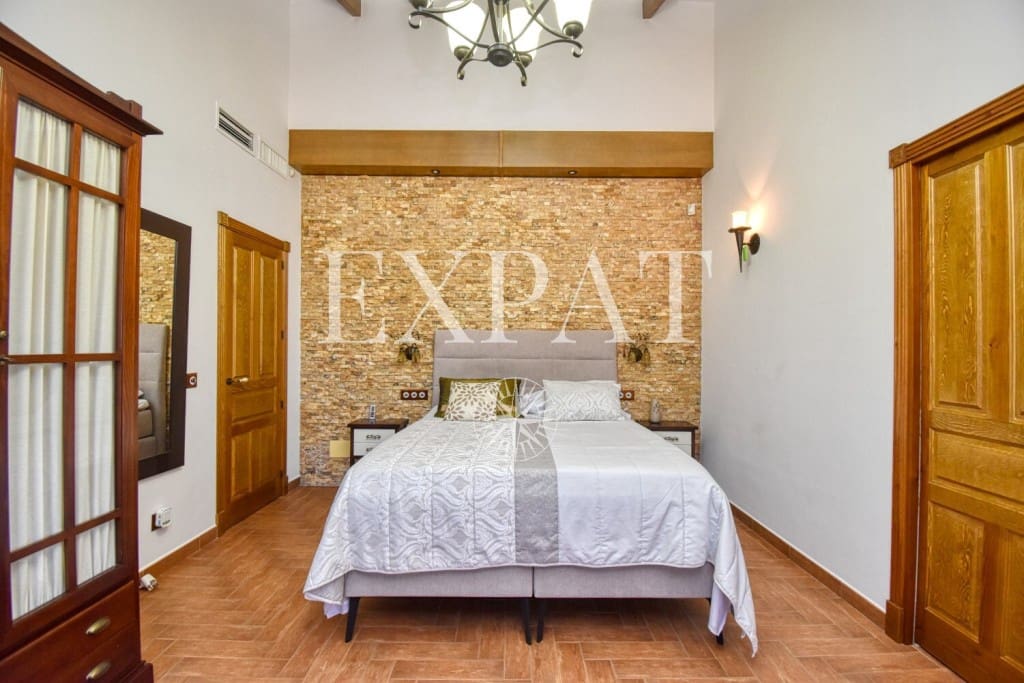 6 soveværelse Finca/Landehus til salg i Sayalonga med swimmingpool garage - € 740.000 (Ref: 7500039)