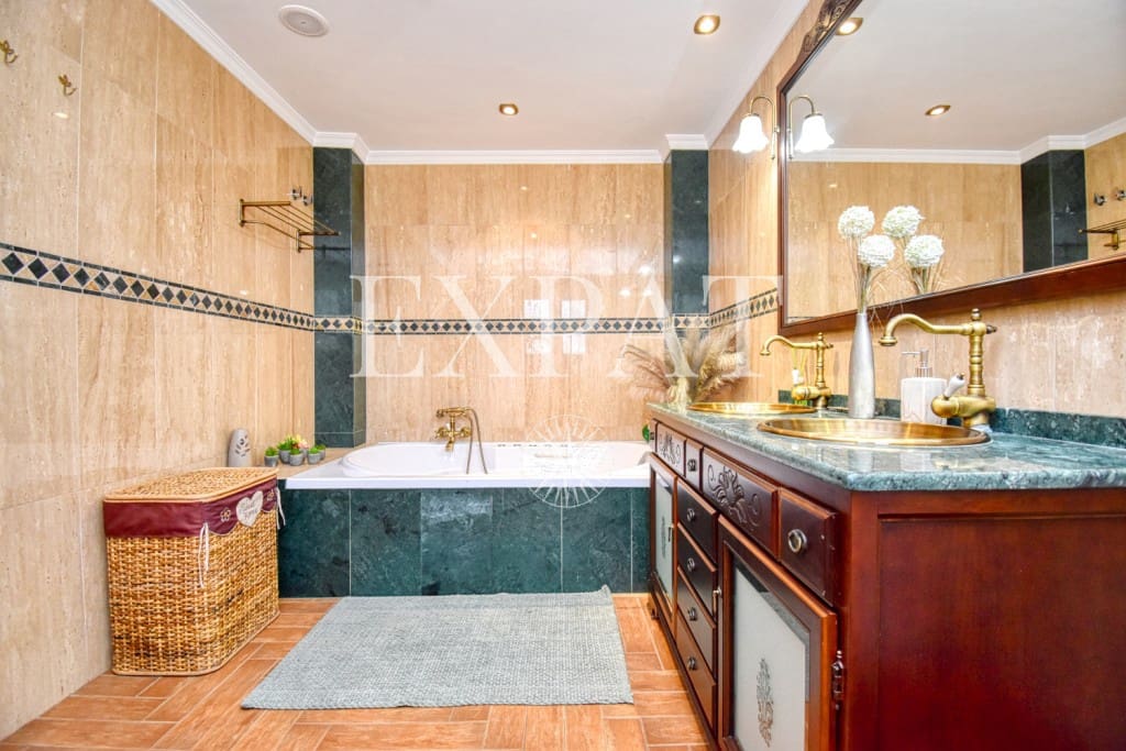 6 soveværelse Finca/Landehus til salg i Sayalonga med swimmingpool garage - € 740.000 (Ref: 7500039)