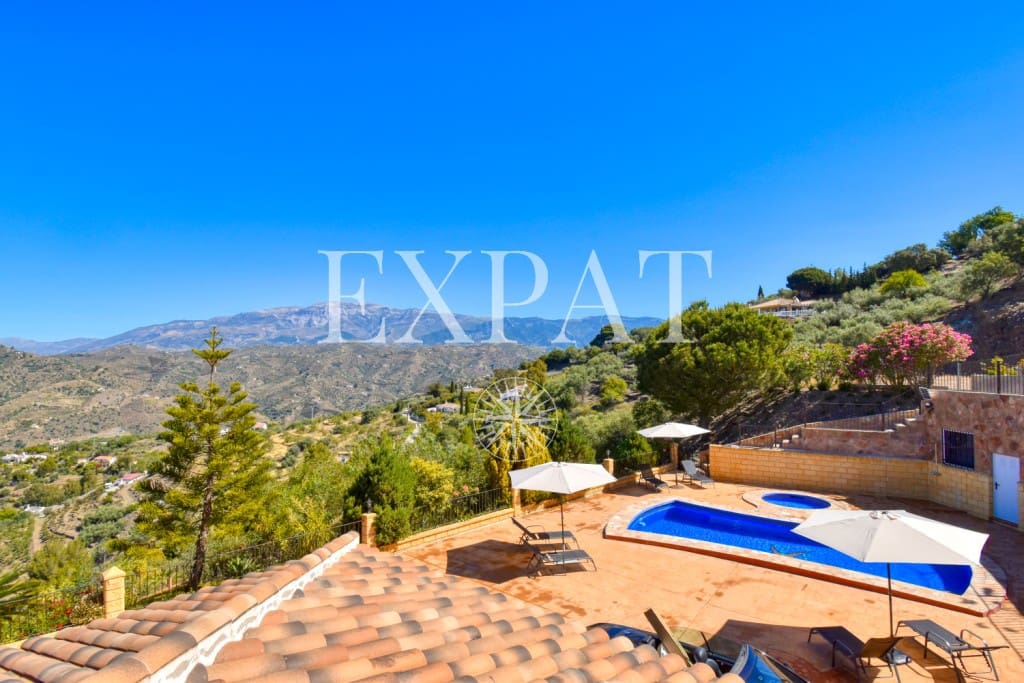 6 soveværelse Finca/Landehus til salg i Sayalonga med swimmingpool garage - € 740.000 (Ref: 7500039)