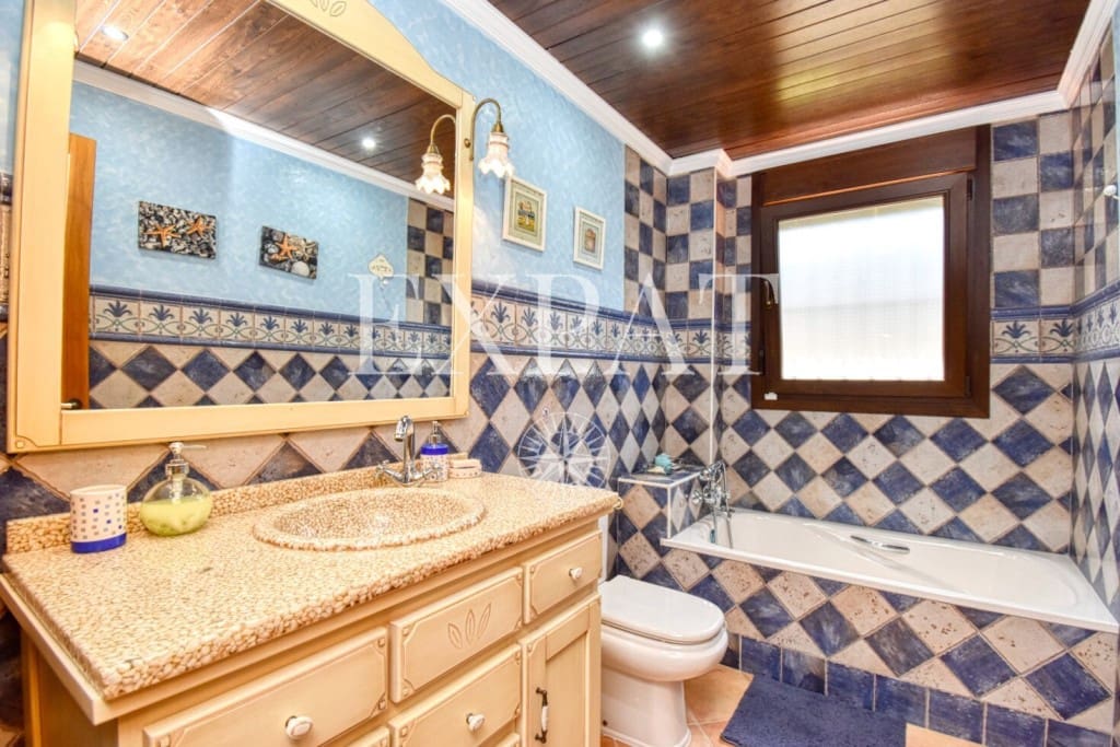 6 soveværelse Finca/Landehus til salg i Sayalonga med swimmingpool garage - € 740.000 (Ref: 7500039)