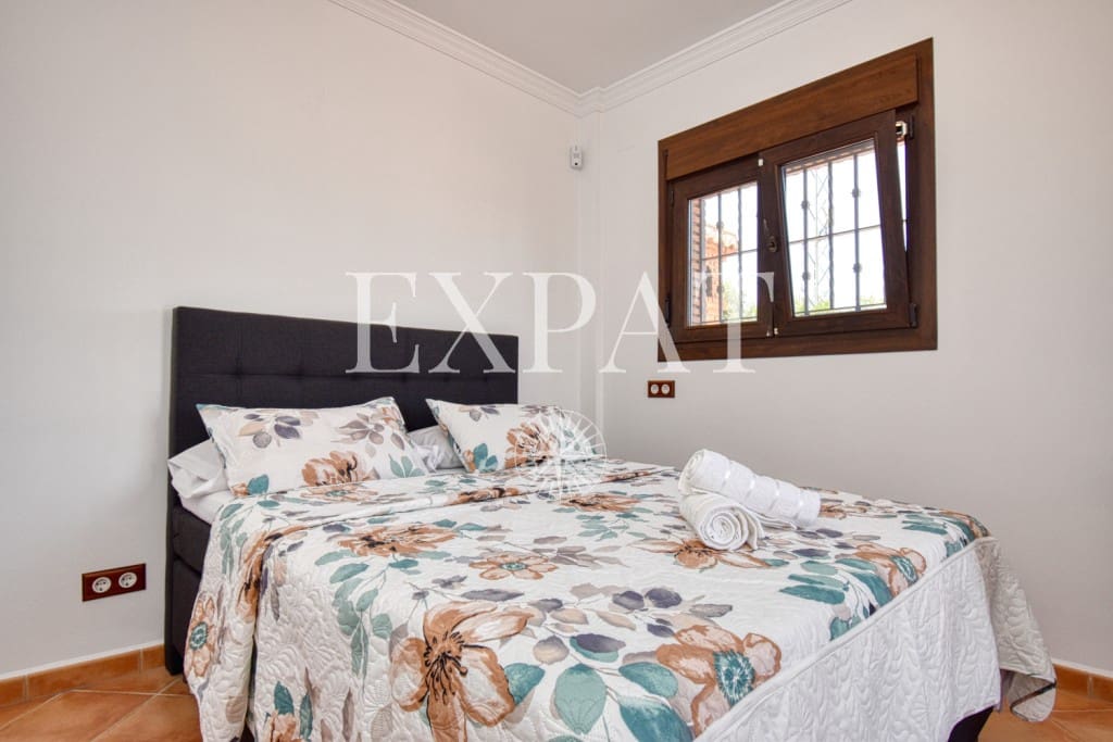 6 soveværelse Finca/Landehus til salg i Sayalonga med swimmingpool garage - € 740.000 (Ref: 7500039)