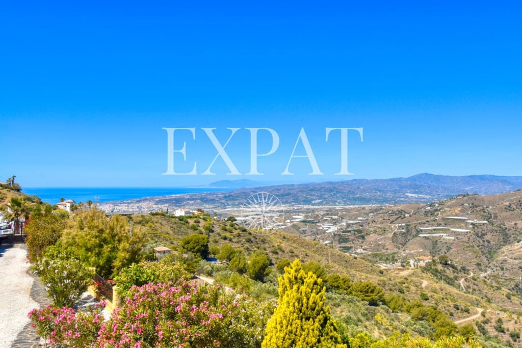 6 soveværelse Finca/Landehus til salg i Sayalonga med swimmingpool garage - € 740.000 (Ref: 7500039)