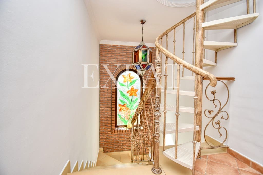 6 soveværelse Finca/Landehus til salg i Sayalonga med swimmingpool garage - € 740.000 (Ref: 7500039)