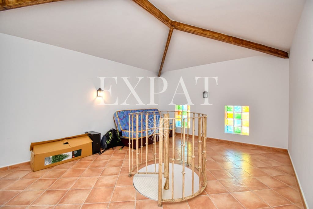 6 soveværelse Finca/Landehus til salg i Sayalonga med swimmingpool garage - € 740.000 (Ref: 7500039)