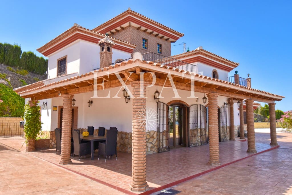 6 soveværelse Finca/Landehus til salg i Sayalonga med swimmingpool garage - € 740.000 (Ref: 7500039)