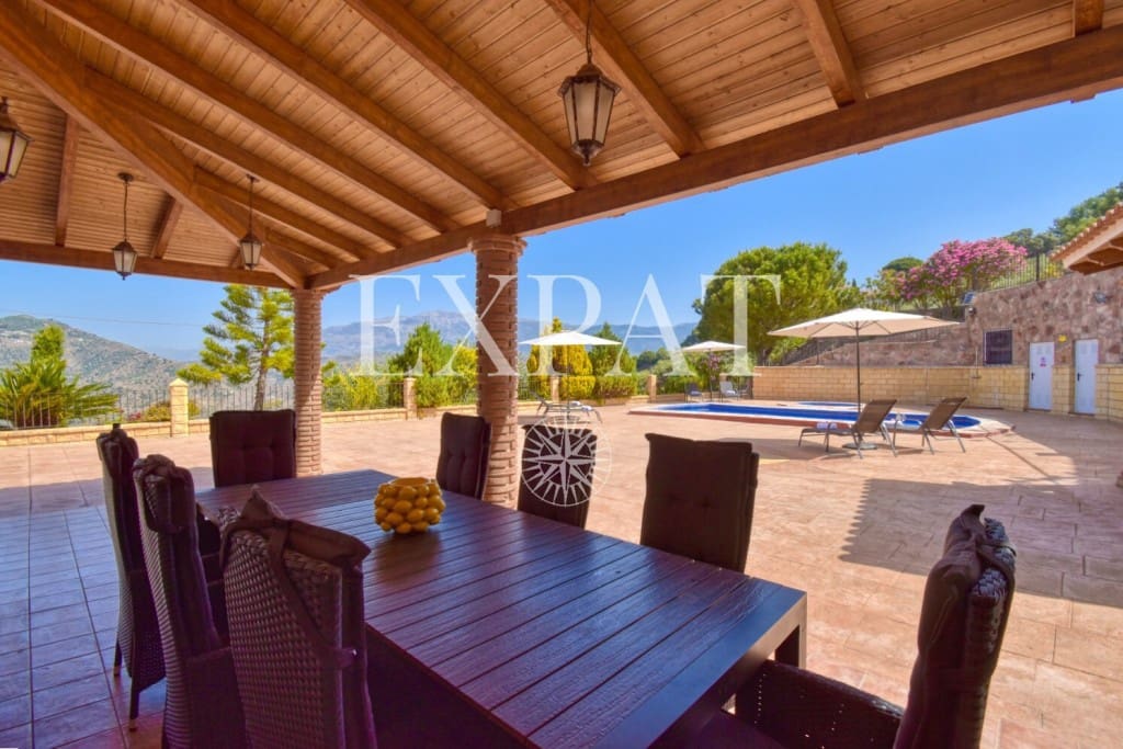 6 soveværelse Finca/Landehus til salg i Sayalonga med swimmingpool garage - € 740.000 (Ref: 7500039)