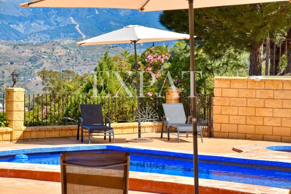 6 soveværelse Finca/Landehus til salg i Sayalonga med swimmingpool garage - € 740.000 (Ref: 7500039)