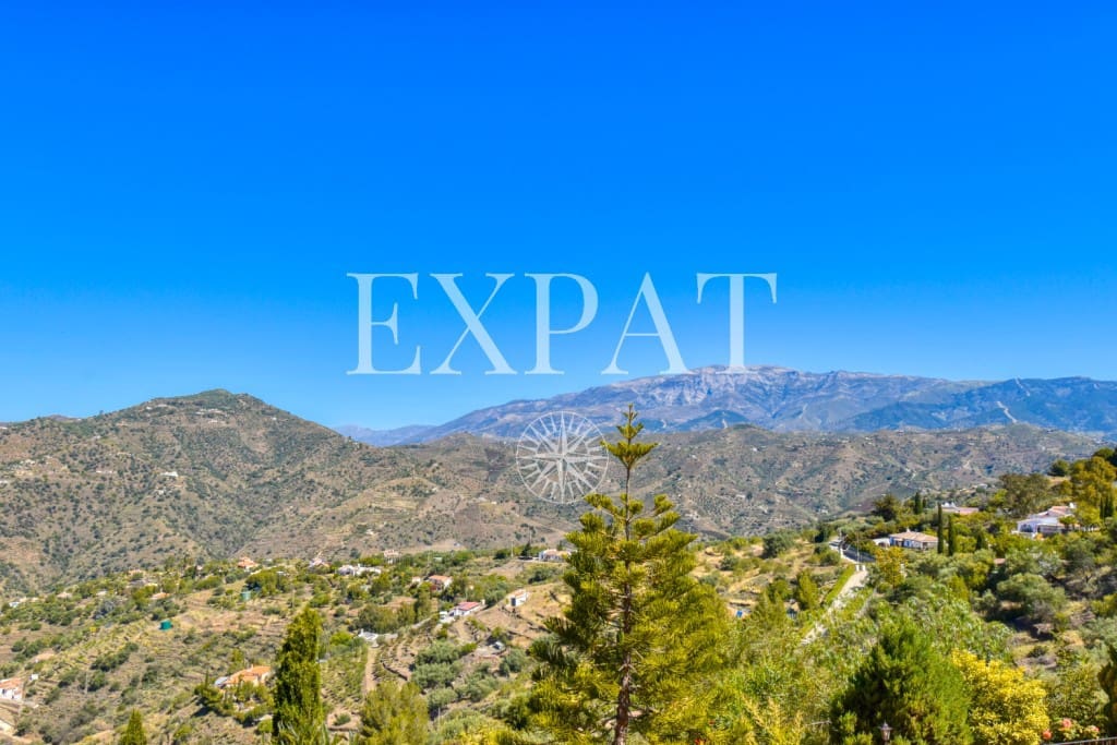 6 soveværelse Finca/Landehus til salg i Sayalonga med swimmingpool garage - € 740.000 (Ref: 7500039)