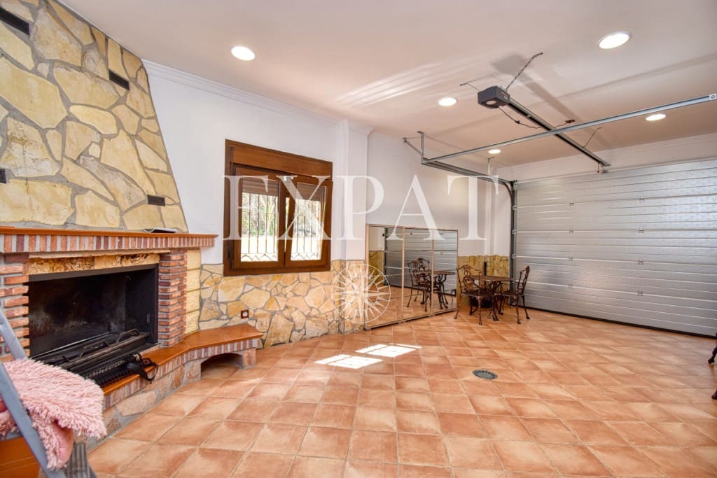 6 soveværelse Finca/Landehus til salg i Sayalonga med swimmingpool garage - € 740.000 (Ref: 7500039)